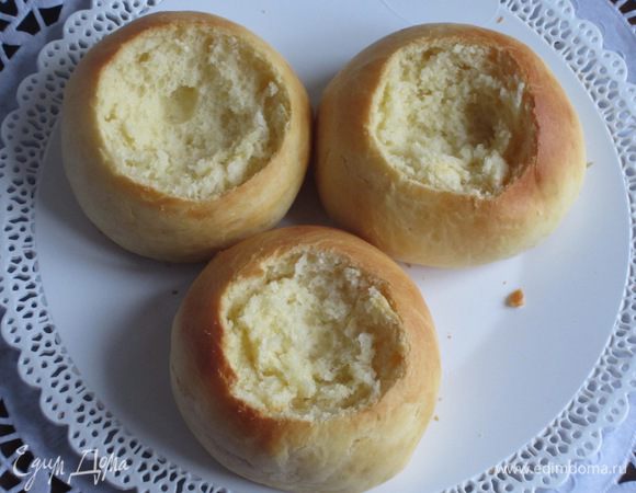 Срезать верхушку у булочек,вынуть часть мякиша..