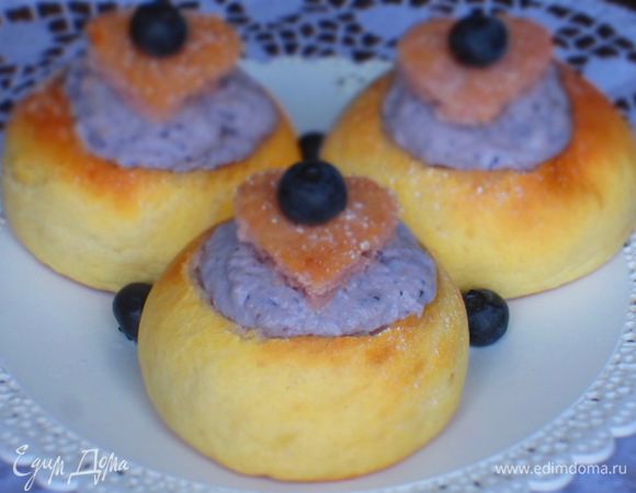 .... и наполнить кремом с помощью кондитерского мешка.Можно накрыть булочки верхушками или украсить сердечками из бисквитного печенья!!!Приятного аппетита:))