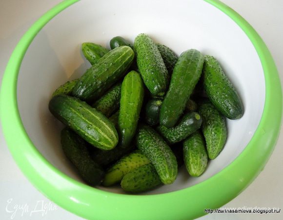 Огурцы очистить от соцветий и хорошо промыть.
