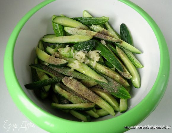 Порезать огурцы дольками,  добавить сахар, соль, перец. Чеснок выдавить через пресс. Влить масло и стакан 9% уксуса. Если вдруг нет 9% уксуса, то влить в 200 мл стакан (граненый) 2 ст.л.  уксусной кислоты 70% и долить воды до верха.
