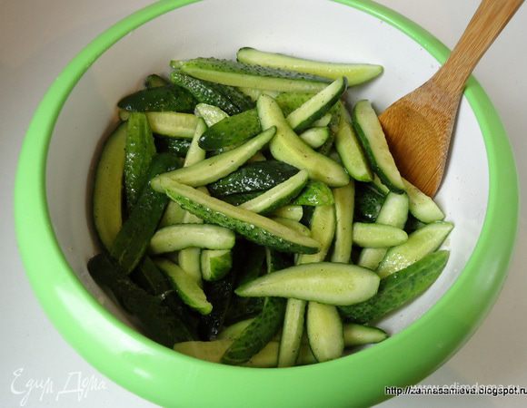 Огурцы перемешать и оставить  их на 2 часа, прикрыв полотенцем. Периодически помешивать. За это время огурцы пропитаются заправкой и дадут собственный сок.
