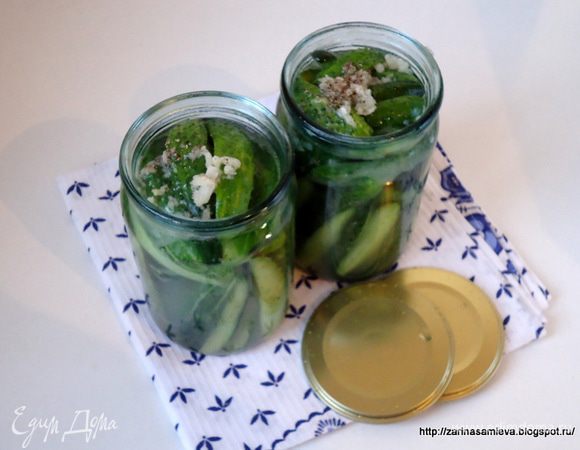 После, огурцы разложить по подготовленным банкам, залить образовавшимся рассолом.