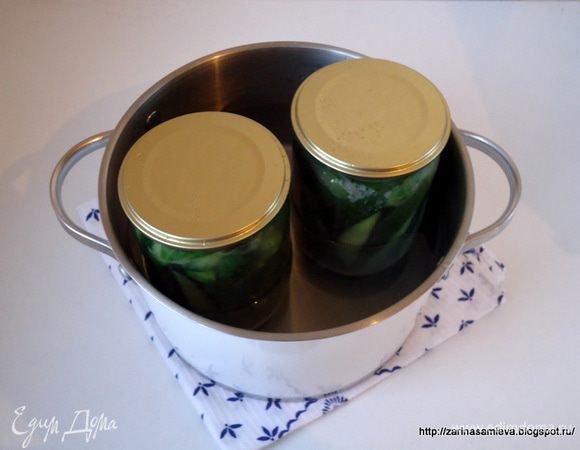 Прикрыть крышками. Стерилизовать, семьсотграммовые банки – 7 минут, литровые банки -10 минут, после закипания.
После, банки закрутить и перевернуть на крышки до полного остывания. Затем  банки убрать в подвал на хранение. Приятного!!
