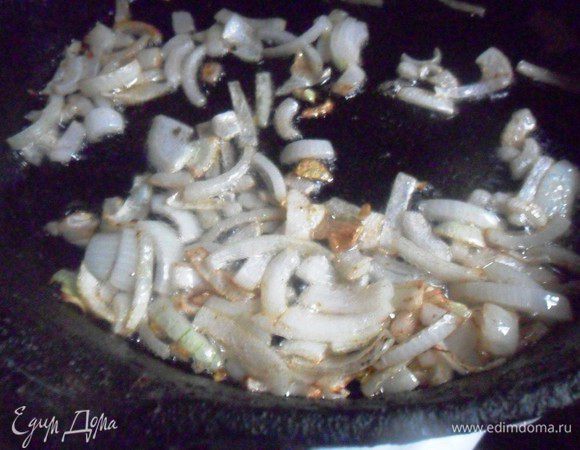 В сковороде разогреть растительное масло и обжарить лук до изменения цвета.