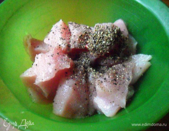 Куриное филе вымыть, обсушить, нарезать. Посолить, поперчить, добавить прованские травы и перемешать.