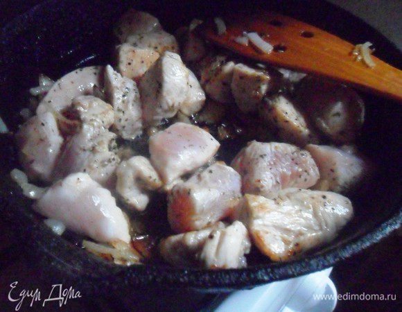 Добавить куриное филе к луку на сковородку. Обжарить до румяного цвета.