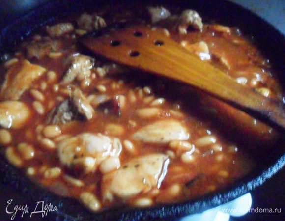 Выложить фасоль. Довести до кипения и потушить несколько минут на маленьком огне.