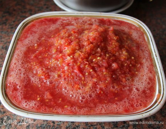 Фасоль замачиваем в холодной воде на ночь, с утра промываем, ставим на огонь и доводим до готовности. Отбрасываем фасоль на дуршлаг и отставляем в сторону. Пока готовится фасоль, готовим все остальное: почищенный чеснок и помидоры пропускаем через мясорубку.
