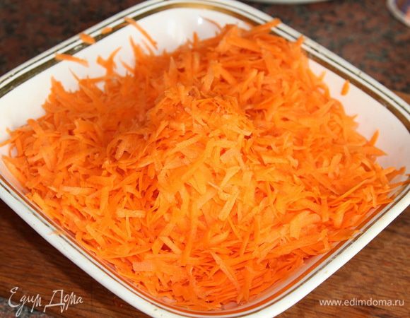 На крупной терке натираем морковь.