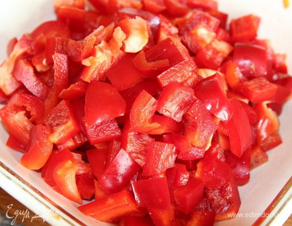Перец болгарский нарезаем кубиком.