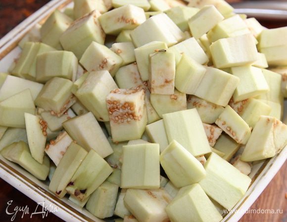 Баклажаны тоже нарезаем кубиком.