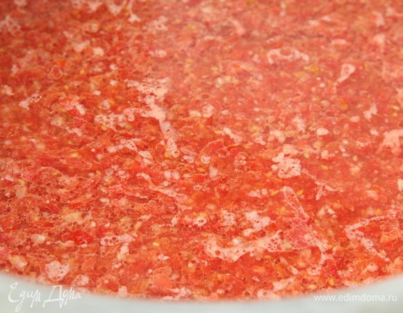 В большую емкость выливаем томаты с чесноком, даем чуть закипеть и добавляем соль, сахар, уксус и растительное масло. Вымешиваем до растворения соли и сахара. Получается вот такая красивая, ароматная и аппетитная смесь, которую мы доводим до кипения.