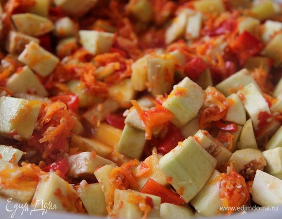 Когда смесь закипит, добавляем туда остальные составляющие: морковь, перец и баклажаны. С момента закипания тушим 30 минут.