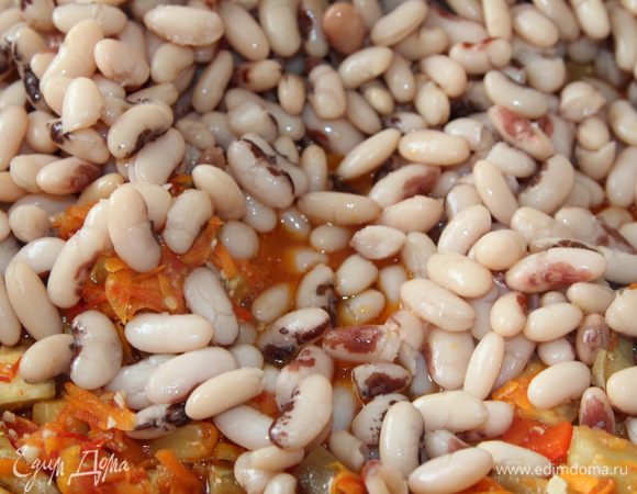 После этого добавляем отваренную предварительно фасоль и даем проготовиться еще 20 минут. Честно говоря, я люблю чтобы фасоль была хорошо разварена, поэтому предварительно я ее очень хорошо провариваю.