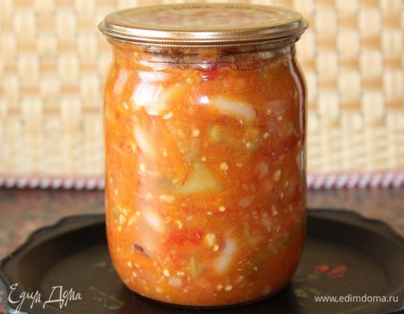 После этого раскладываем все в подготовленные простерилизованные баночки, закрываем крышками, закатываем, составляем в укромный уголок и укутываем. Держим под "шубой" до полного остывания. Все, готово! Из заданного количества продуктов у меня в этот раз получилось 10 пол-литровых баночек. Хотя в предыдущий раз получилось 12. Вот такие коллизии... наверное, уварилось хорошо. :-[  Салат готовится очень быстро, несмотря на такое подробное и долгое описание, и, поверьте мне пока на слово, очень вкусный. Смачного! 