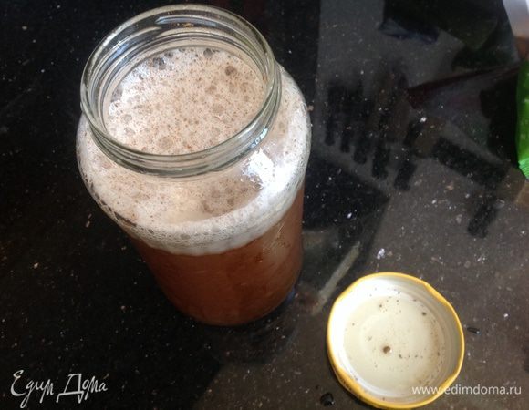 Смешайте яблочный сок с корицей в шейкере (за неимением такого, я сделала это в банке).