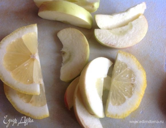 Из яблока удалите сердцевину. Лимон и яблоко порежьте тонкими дольками.