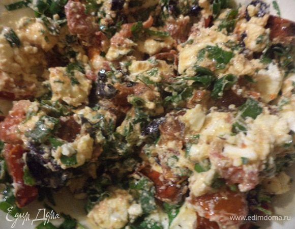 За это время готовим начинку. Вяленые помидоры мелко нарезать, фету раскрошить. Перемешать помидоры, фету, базилик, петрушку, зелёный лук, добавить оливковое масло, перемешать. 