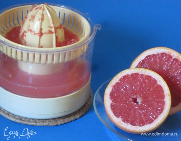 Взять 2 грейпфрута, разрезать пополам и выжать сок. Можно взять и готовый грейпфрутовый сок. Лучше взять грейпфруты и  приготовить из них сок. У меня из 2 грейпфрутов получилось 310 мл сока, из 300 мл я сделала сорбет.