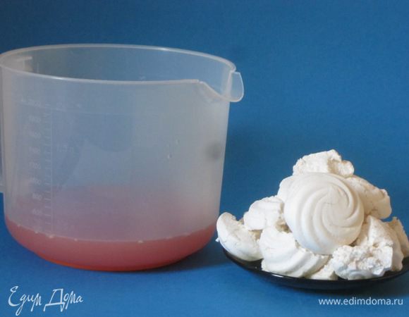 Зефир наломать кусочками.