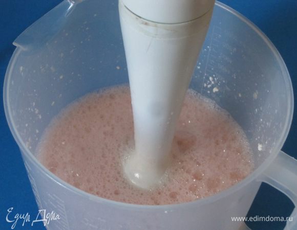 В сок добавить зефир. Измельчить погружным блендером. Поставить в морозильник на 1 час.