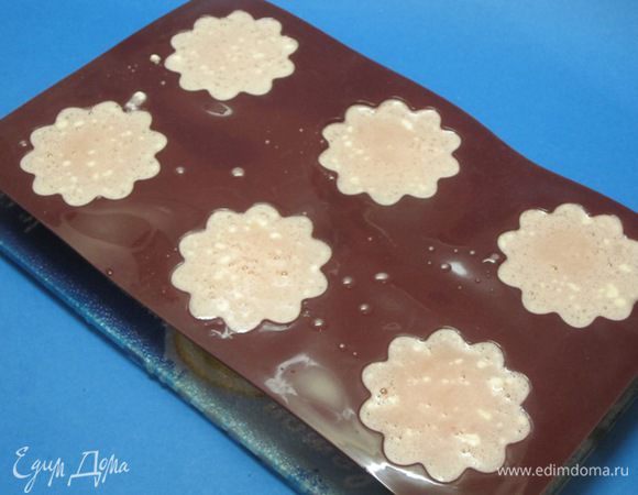 Разлить по формочкам. Поставить в морозильник до застывания.