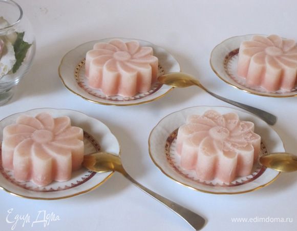 Выложить из формочек на тарелочки. 