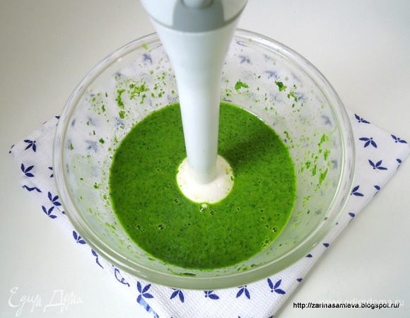 Шпинат измельчить блендером , добавив в него растительное масло.