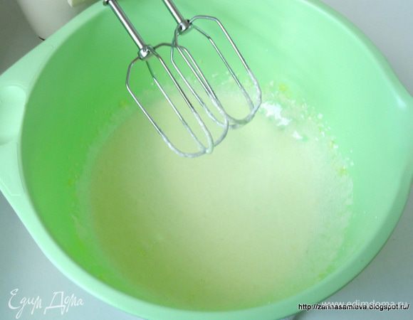 В миске взбить желтки с 130 гр. сахара до пышного состояния.