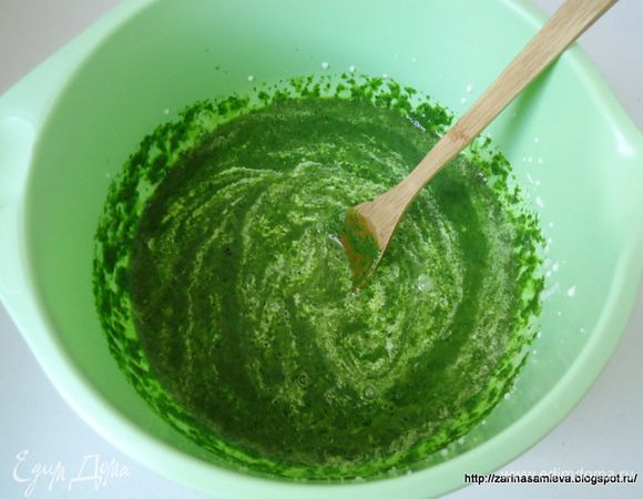 Добавить во взбитые желтки шпинатно – масляную смесь, аккуратно перемешать.