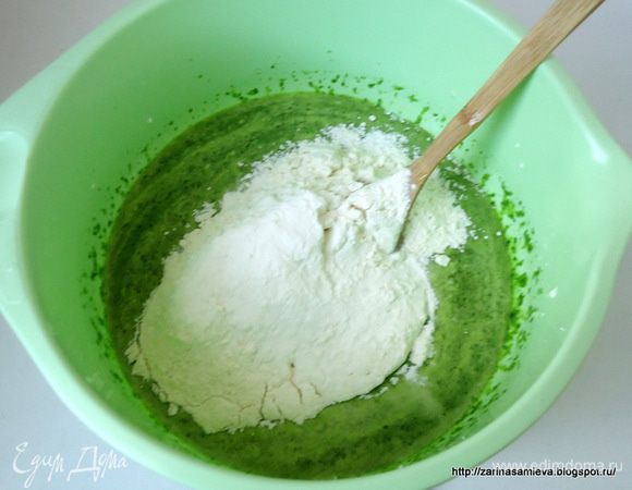 Муку рисовую и пшеничную смешать с разрыхлителем, просеять и аккуратно перемешать с желтковой массой.