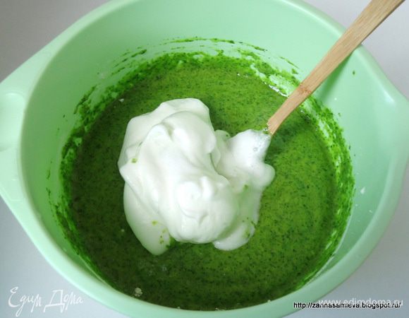 В три приема добавить белки в тесто, каждый раз перемешивая методом складывания.