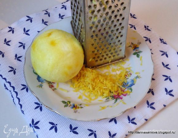 Для крема: с лимона натереть цедру и выдавить сок.