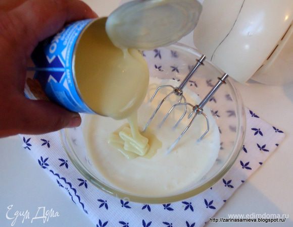 Сметану взбить со сгущенным молоком и, не прекращая взбивания добавить сок и цедру лимона. После добавления в крем лимонного сока он на глазах начнет густеть. Если есть сомнения в качестве сметаны или сгущенного молока, или крем вдруг не становится густым, то, в процессе взбивания добавить два пакетика загустителя для сливок.