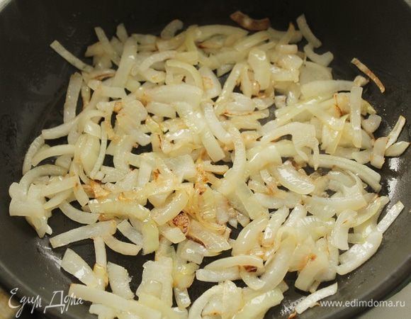 Прожарьте на растительном масле лук до легкого золотистого цвета.
