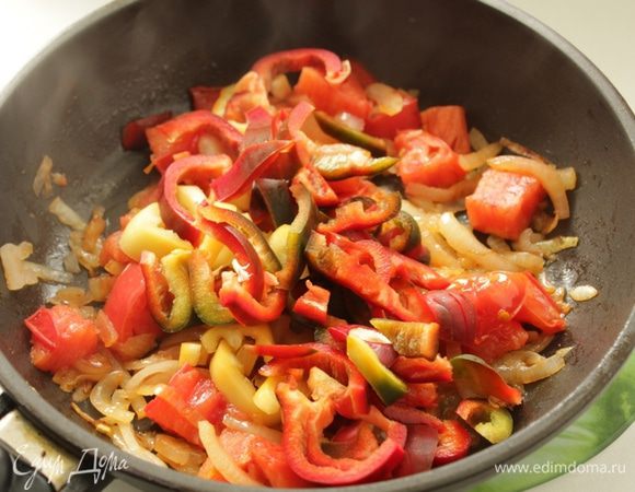 Добавьте  нарезанный болгарский перец и перец чили, жарьте 2-3 минуты.