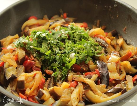  заправьте баклажаны специями, добавьте чеснок, кинзу, соевый соус, черный молотый перец и молотый кориандр. 