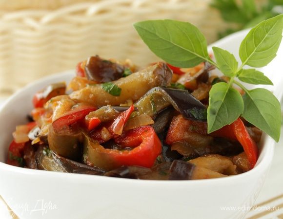 Хорошо перемешайте , выключите плиту. Накройте крышкой жареные баклажаны, чтобы в них впитался аромат специй и зелени. При необходимости посолите баклажаны. 