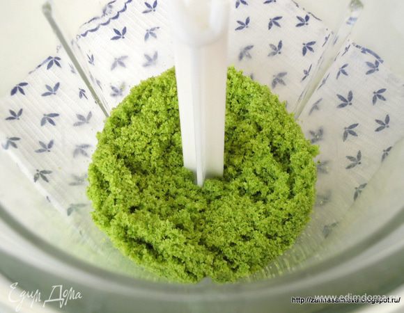 Бисквит разрезать на три коржа: верхний – он пойдет на обсыпку пирожных, сняв с него запеченную корочку, измельчить в крошку.