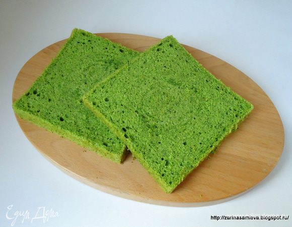 Остальной бисквит разрезать на два коржа.