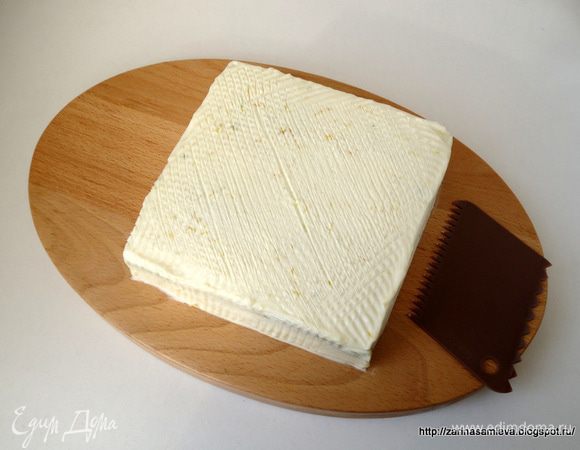 Прослоить коржи кремом, а так же верх и бока.