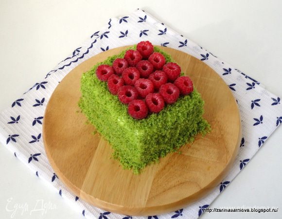 Разрезать на пирожные, открытые бока пирожных так же обмазать кремом. Бока пирожных обсыпать бисквитной крошкой. Наверх пирожных выложить малину.