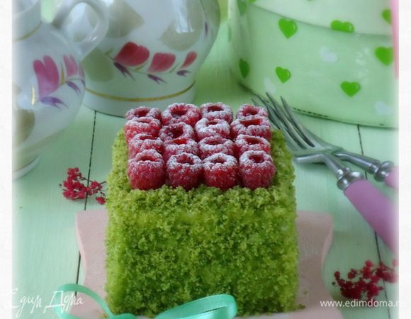 Полость ягод заполнить малиновым сиропом (можно при помощи пипетки). *Сироп я брала от малинового варенья.