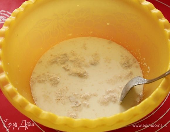 В смеси теплого молока и воды разводим дрожжи и сахар. 