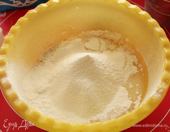 Добавляем  соль, муку и вымешиваем хорошо тесто. 