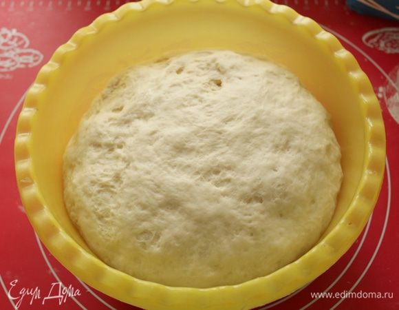 Тесто помещаем в чашку,накрываем пленкой и оставляем на 50-60 минут для подъема.