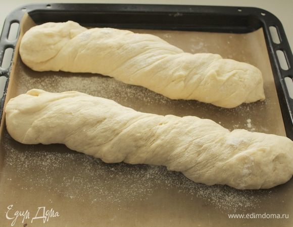 Включаем духовку на 200 градусов. Пока духовка прогревается, багет оставляем еще подходить, примерно 20-25 минут. Ставим в духовку вниз небольшую емкость с горячей водой и выпекаем багет 20-25 минут. 