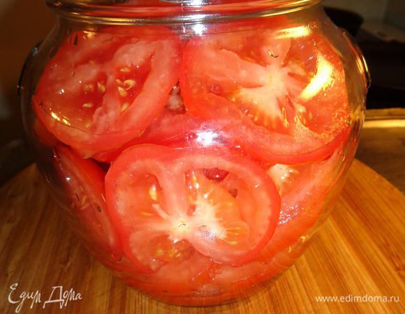 Все предельно просто. Помидоры моем и режем кольцами. Выкладываем в банку.