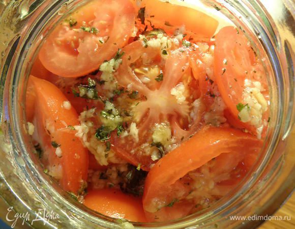 Заливаем помидоры маринадом. Закрываем крышкой. Несколько раз встряхнем и ставим в холодильник на пропитку минут на 15-30.