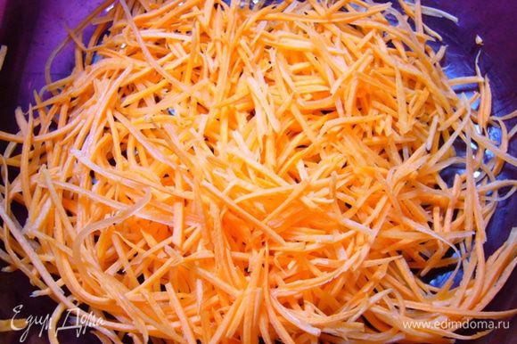 Морковку и свеклу очистить, натереть на терке для корейской моркови соломкой.